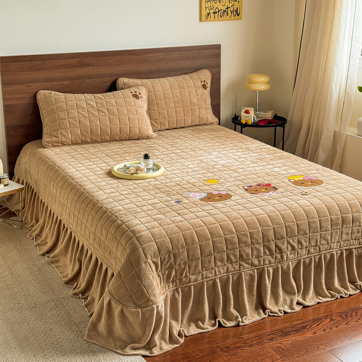 91家纺网 家纺一手货源 找家纺 TT.one 塔塔家居 2025新款牛奶绒毛巾绣床盖三件套 粉爪-床盖咖