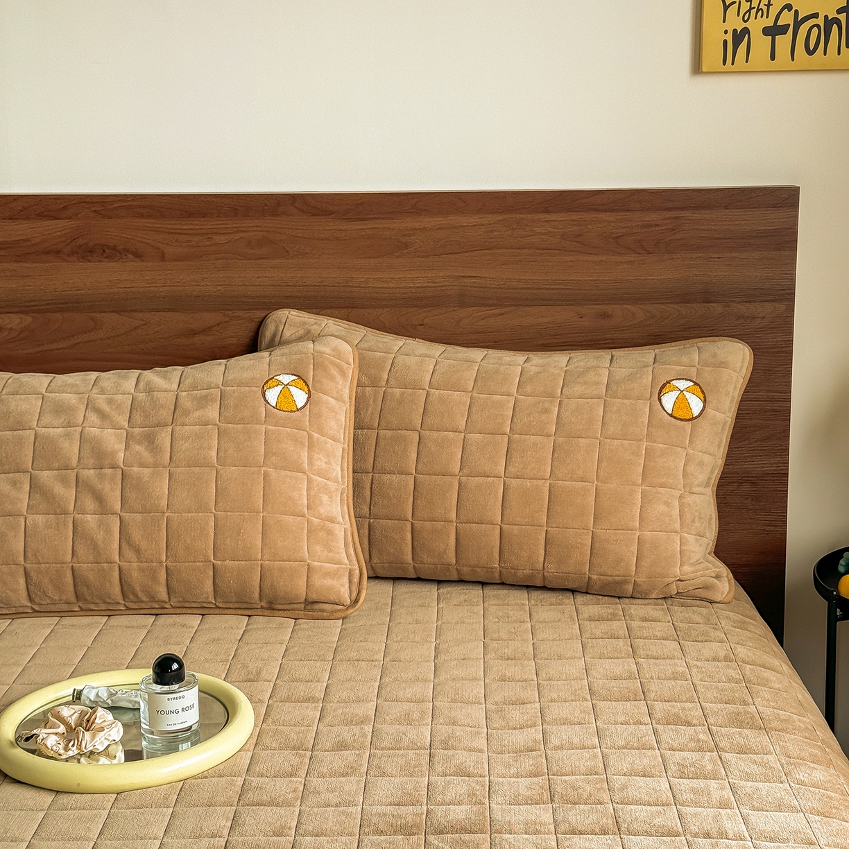 91家纺网 家纺一手货源 找家纺 TT.one 塔塔家居 2025新款牛奶绒毛巾绣床盖三件套 小狗-床盖咖