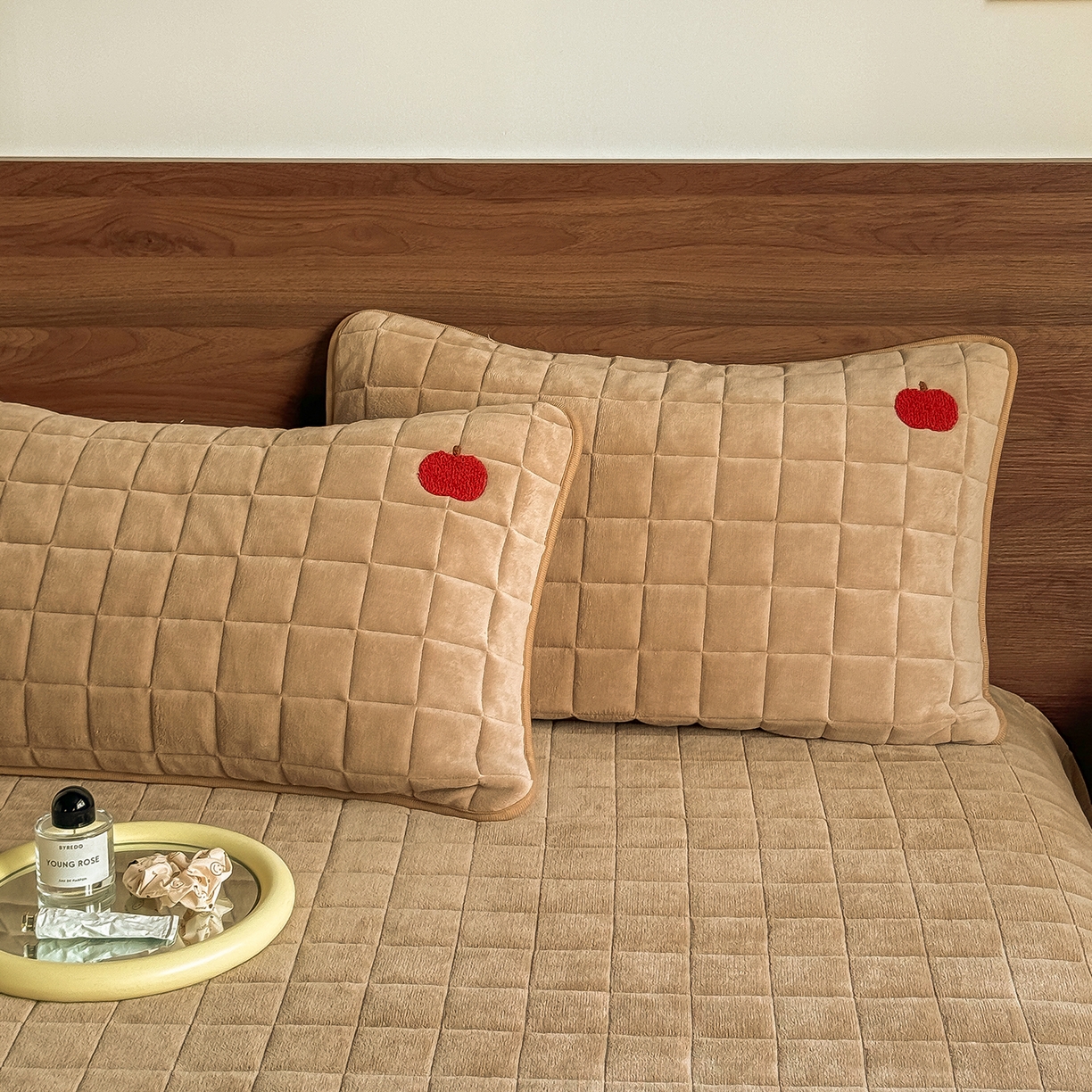 91家纺网 家纺一手货源 找家纺 TT.one 塔塔家居 2025新款牛奶绒毛巾绣床盖三件套 苹果-床盖咖