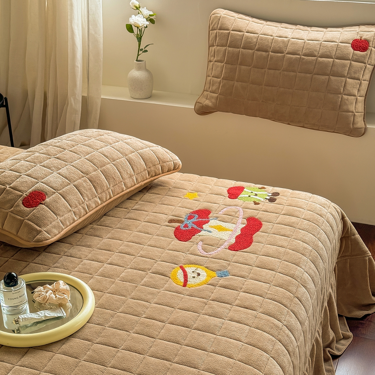 91家纺网 家纺一手货源 找家纺 TT.one 塔塔家居 2025新款牛奶绒毛巾绣床盖三件套 苹果-床盖咖