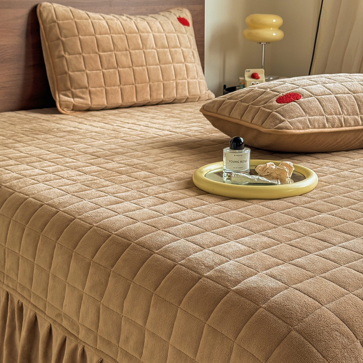 91家纺网 家纺一手货源 找家纺 TT.one 塔塔家居 2025新款牛奶绒毛巾绣床盖三件套 苹果-床盖咖