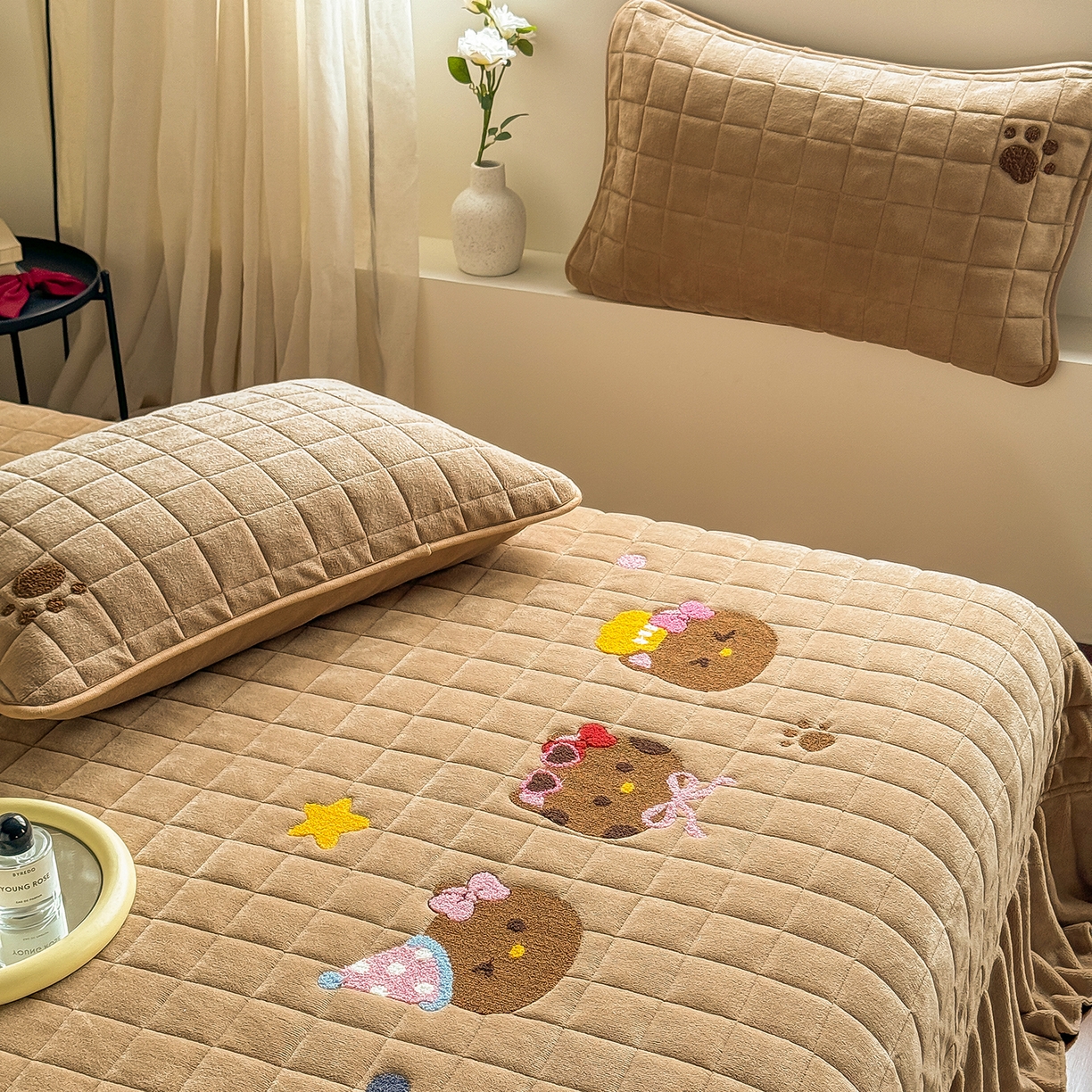 91家纺网 家纺一手货源 找家纺 TT.one 塔塔家居 2025新款牛奶绒毛巾绣床盖三件套 粉爪-床盖咖