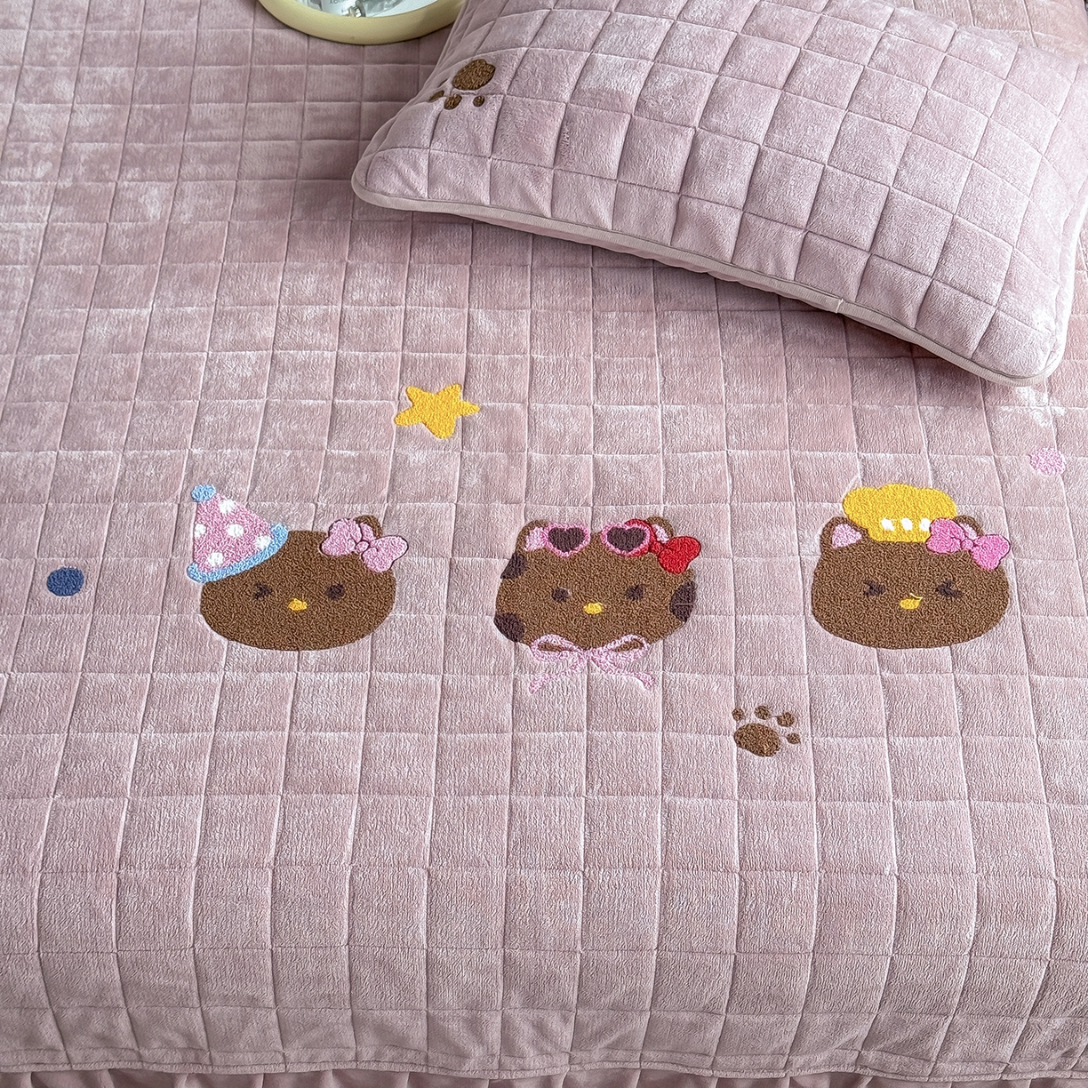 91家纺网 家纺一手货源 找家纺 TT.one 塔塔家居 2025新款牛奶绒毛巾绣床盖三件套 粉爪-床盖豆沙