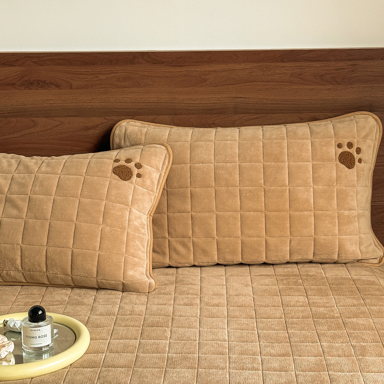 91家纺网 家纺一手货源 找家纺 TT.one 塔塔家居 2025新款牛奶绒毛巾绣床盖三件套 粉爪-床盖咖