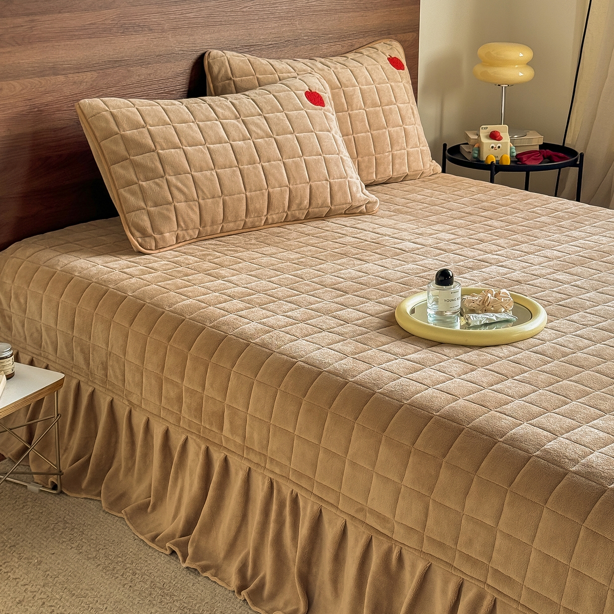 91家纺网 家纺一手货源 找家纺 TT.one 塔塔家居 2025新款牛奶绒毛巾绣床盖三件套 苹果-床盖咖