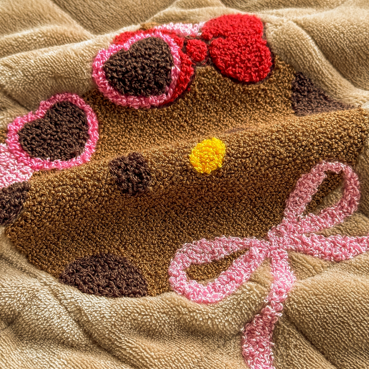 91家纺网 家纺一手货源 找家纺 TT.one 塔塔家居 2025新款牛奶绒毛巾绣床盖三件套 粉爪-床盖咖