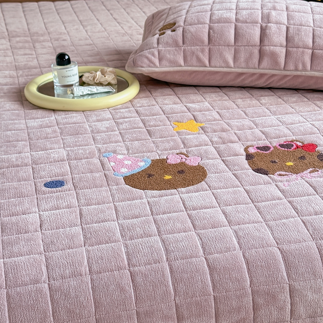 91家纺网 家纺一手货源 找家纺 TT.one 塔塔家居 2025新款牛奶绒毛巾绣床盖三件套 粉爪-床盖豆沙