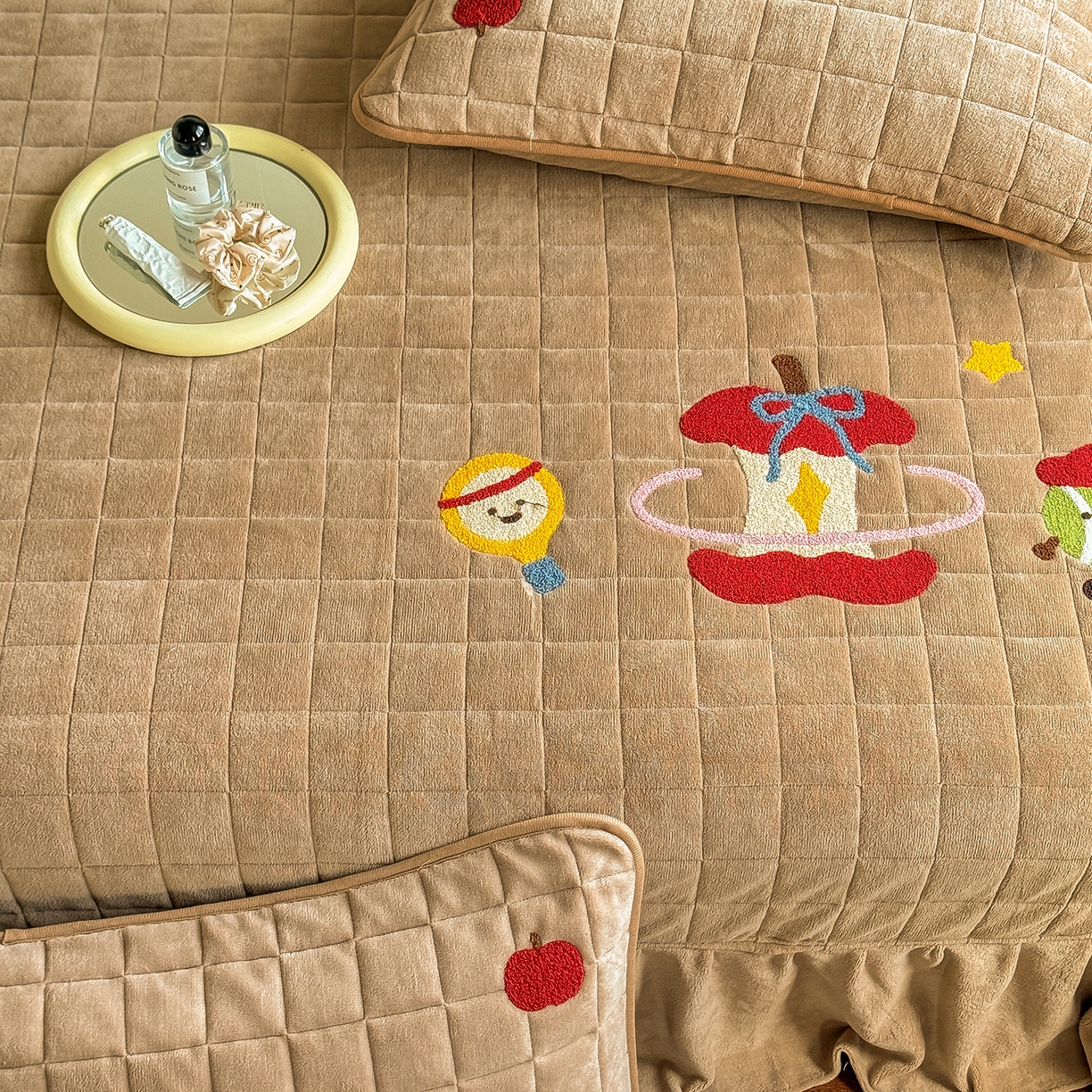 TT.one 塔塔家居 2025新款牛奶绒毛巾绣床盖三件套 苹果-床盖咖