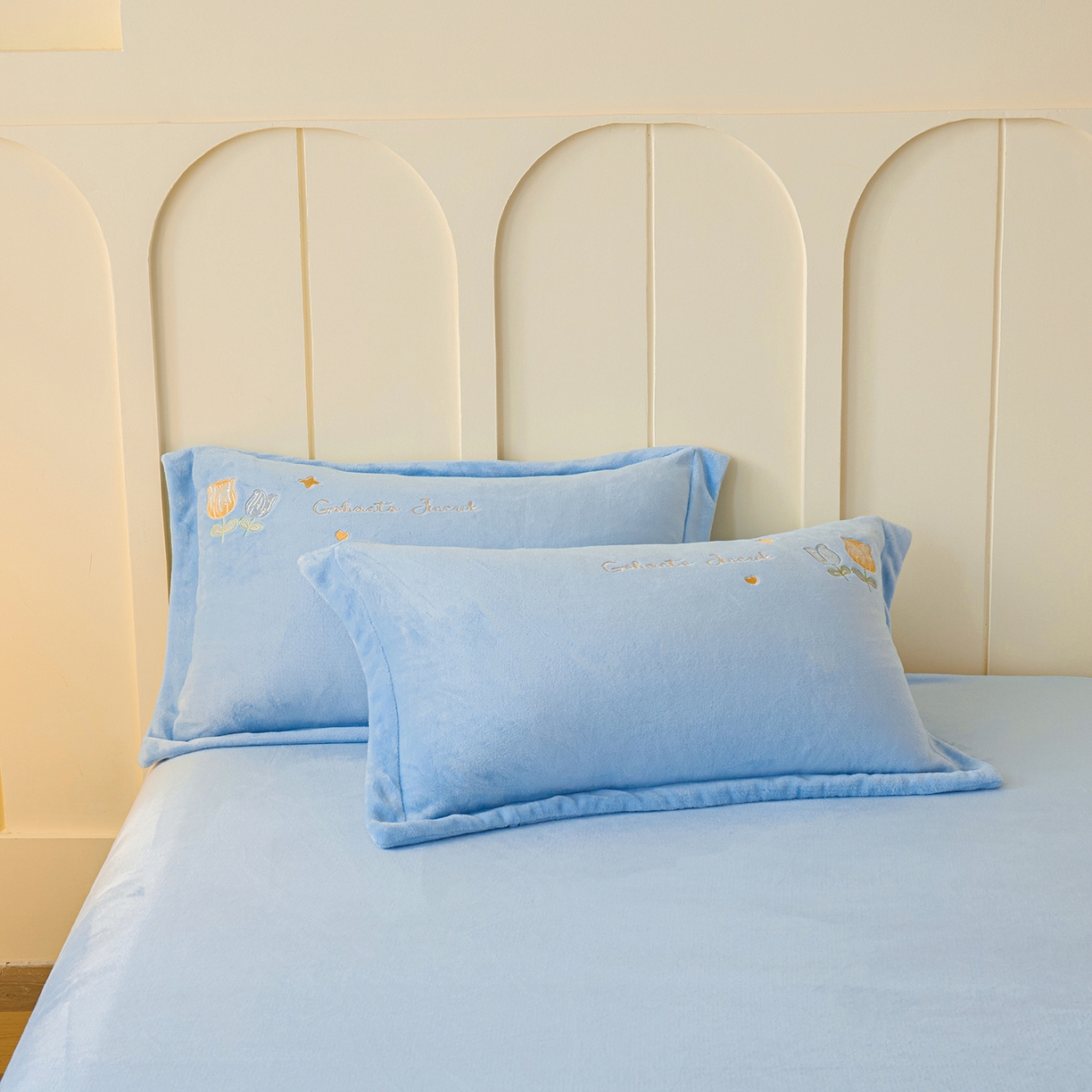 91家纺网 家纺一手货源 找家纺 卡初家居（原微来） 2025新款秋冬亲肤牛奶绒绣花四件套-多喜系列 多喜-天蓝