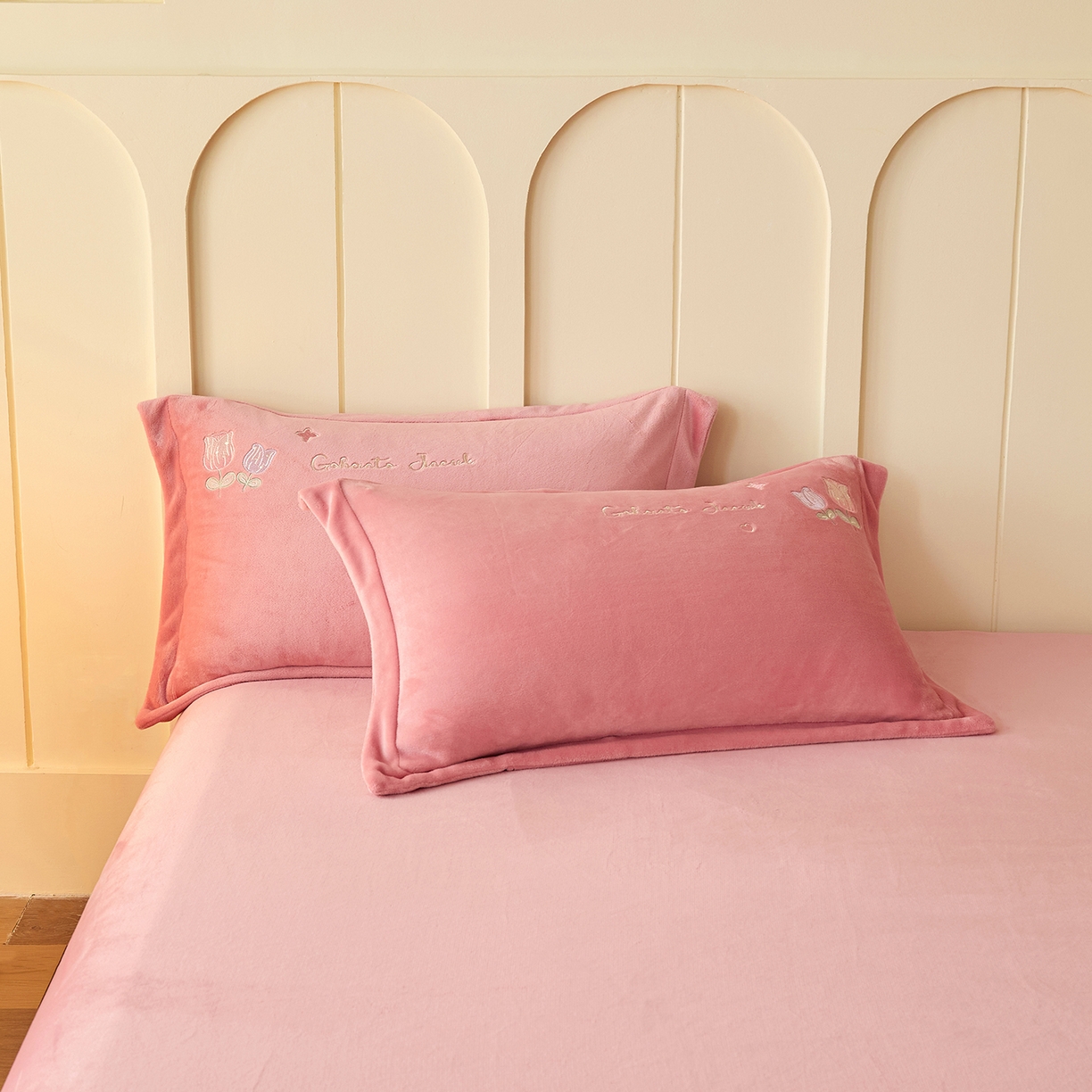 91家纺网 家纺一手货源 找家纺 （总）卡初家居（原微来） 2025新款秋冬亲肤牛奶绒绣花四件套-多喜系列