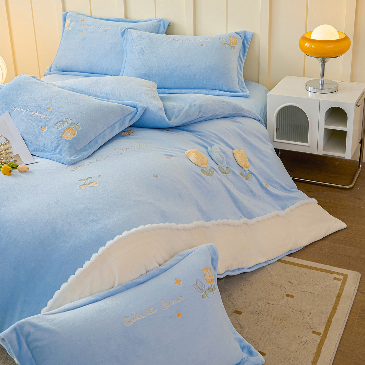 91家纺网 家纺一手货源 找家纺 卡初家居（原微来） 2025新款秋冬亲肤牛奶绒绣花四件套-多喜系列 多喜-天蓝