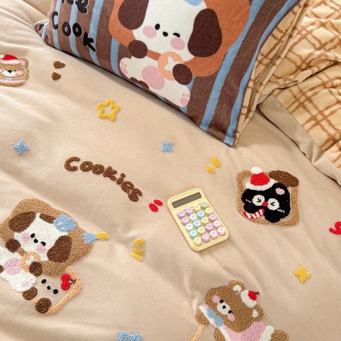 91家纺网 家纺一手货源 找家纺 眠屿家纺 2025新款加厚牛奶绒毛巾绣四件套 面包狗