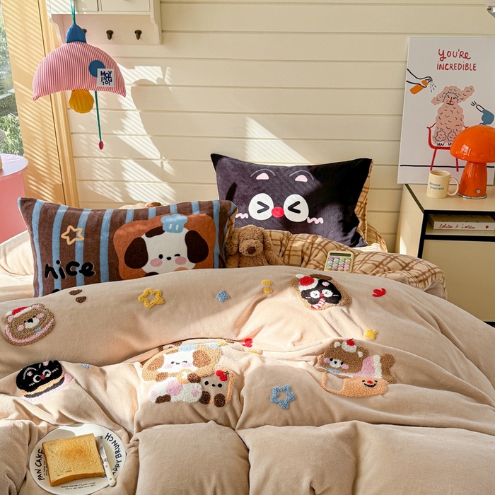 91家纺网 家纺一手货源 找家纺 眠屿家纺 2025新款加厚牛奶绒毛巾绣四件套 面包狗