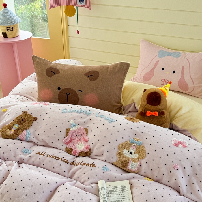 91家纺网 家纺一手货源 找家纺 眠屿家纺 2025新款加厚牛奶绒毛巾绣四件套 玩偶