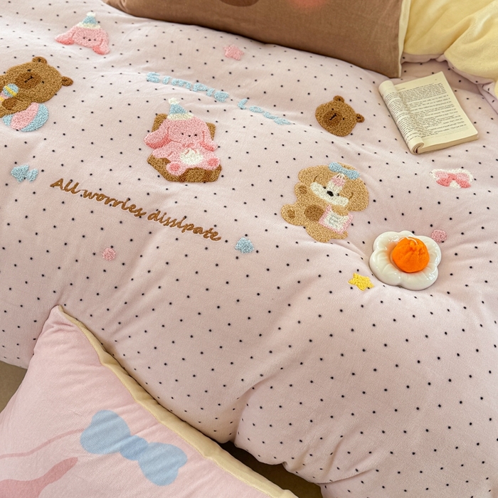 91家纺网 家纺一手货源 找家纺 眠屿家纺 2025新款加厚牛奶绒毛巾绣四件套 玩偶