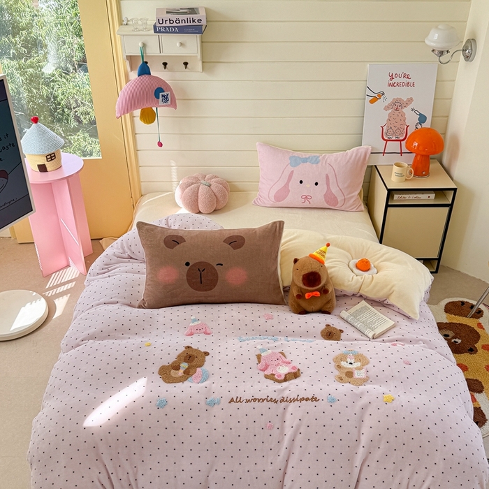 91家纺网 家纺一手货源 找家纺 眠屿家纺 2025新款加厚牛奶绒毛巾绣四件套 玩偶