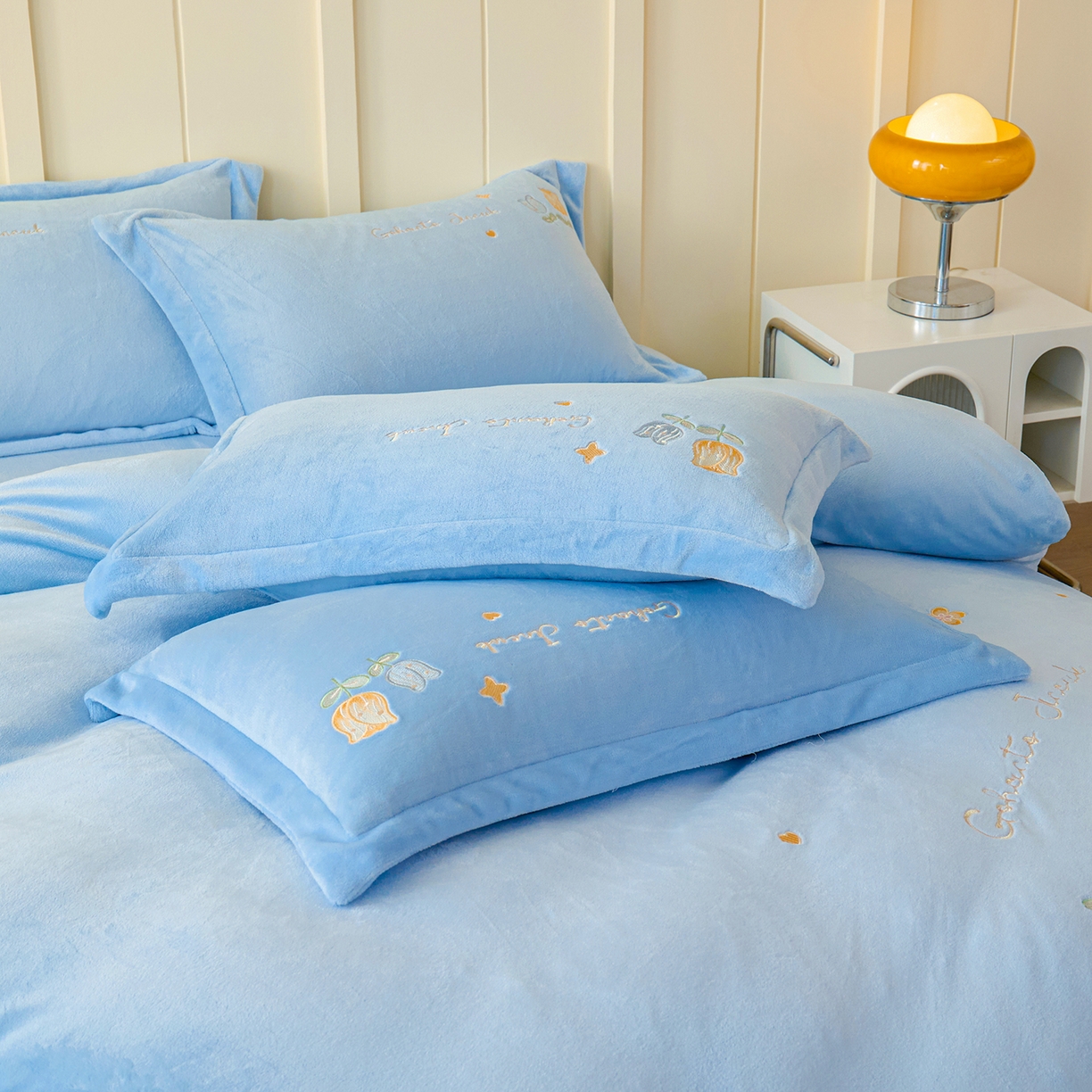 91家纺网 家纺一手货源 找家纺 卡初家居（原微来） 2025新款秋冬亲肤牛奶绒绣花四件套-多喜系列 多喜-天蓝