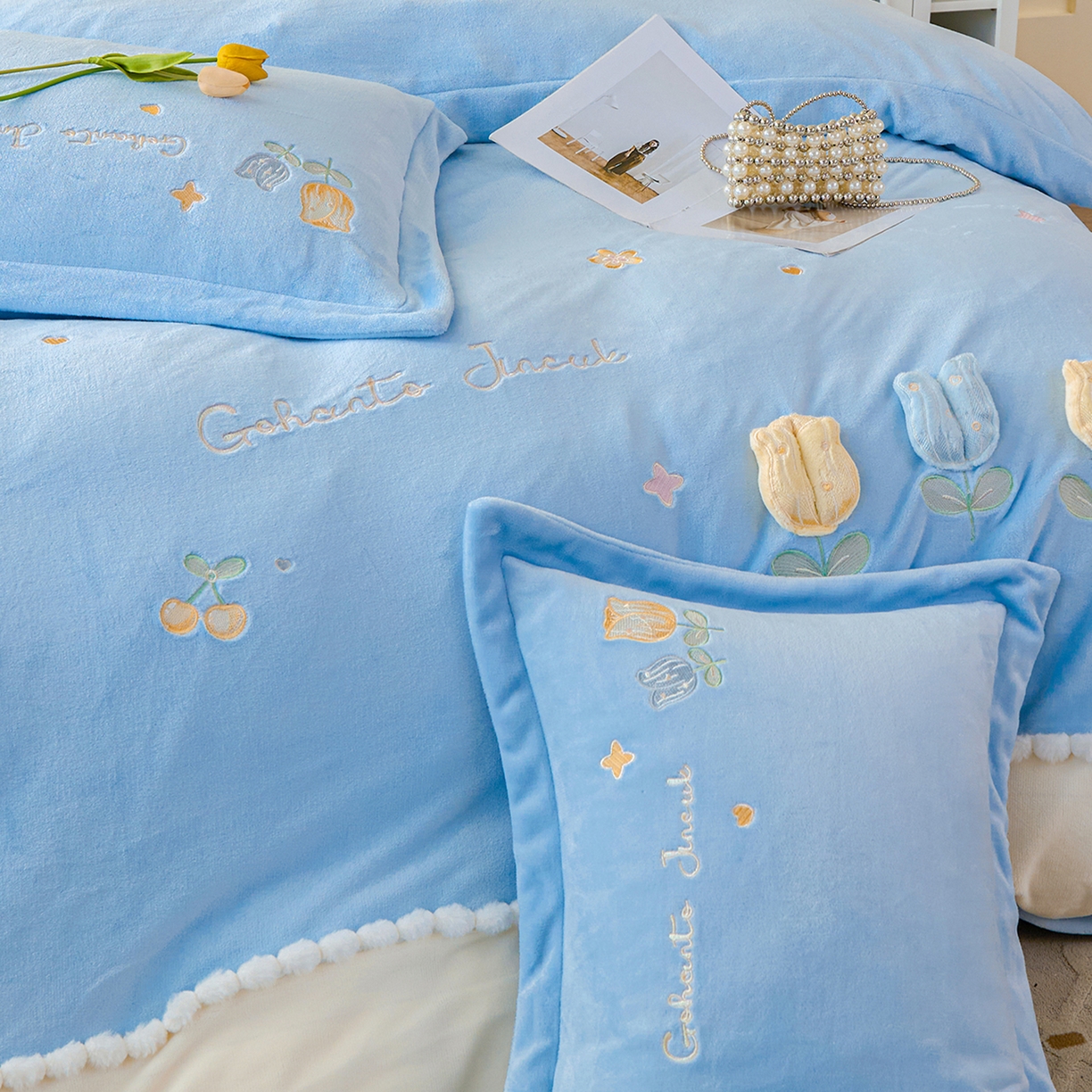 91家纺网 家纺一手货源 找家纺 卡初家居（原微来） 2025新款秋冬亲肤牛奶绒绣花四件套-多喜系列 多喜-天蓝