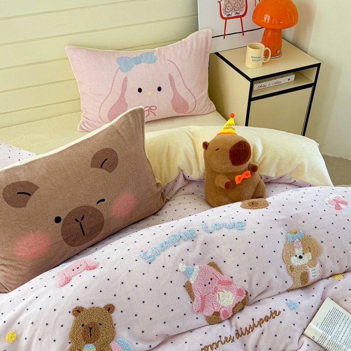 91家纺网 家纺一手货源 找家纺 眠屿家纺 2025新款加厚牛奶绒毛巾绣四件套 玩偶