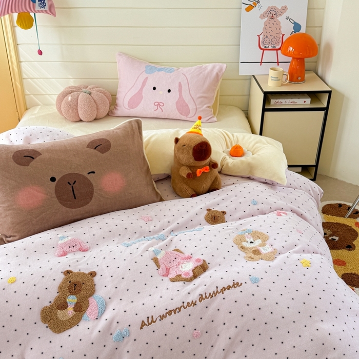 91家纺网 家纺一手货源 找家纺 眠屿家纺 2025新款加厚牛奶绒毛巾绣四件套 玩偶