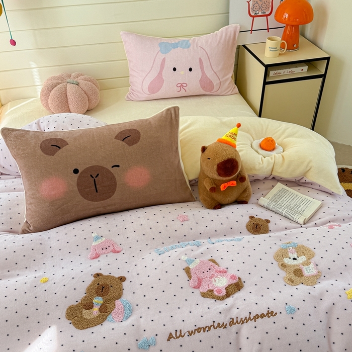 91家纺网 家纺一手货源 找家纺 眠屿家纺 2025新款加厚牛奶绒毛巾绣四件套 玩偶