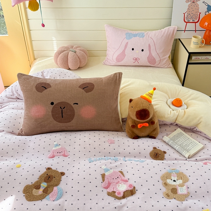 91家纺网 家纺一手货源 找家纺 眠屿家纺 2025新款加厚牛奶绒毛巾绣四件套 玩偶