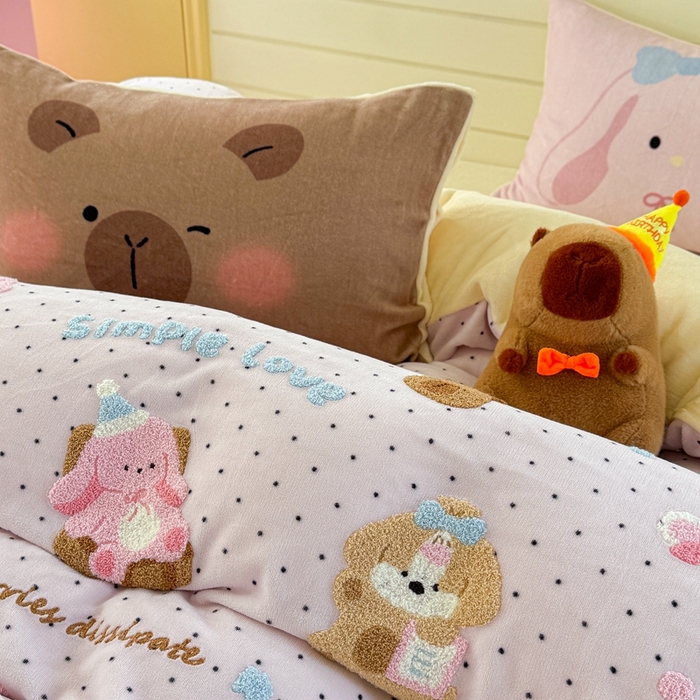 91家纺网 家纺一手货源 找家纺 眠屿家纺 2025新款加厚牛奶绒毛巾绣四件套 玩偶