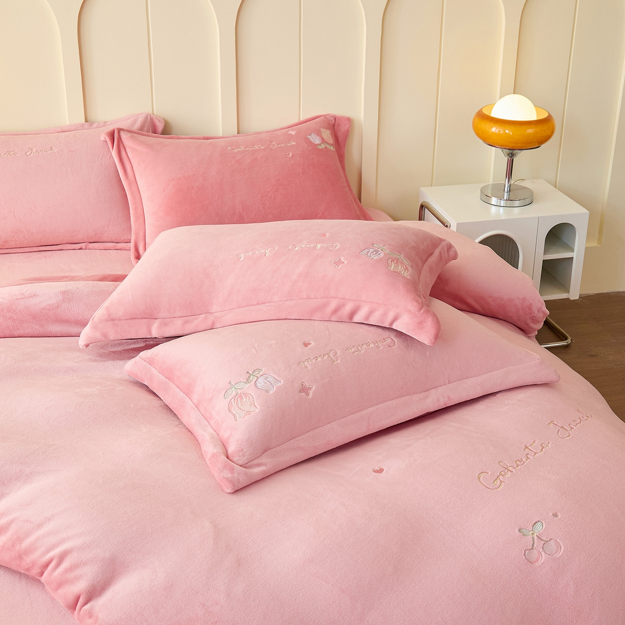 91家纺网 家纺一手货源 找家纺 （总）卡初家居（原微来） 2025新款秋冬亲肤牛奶绒绣花四件套-多喜系列