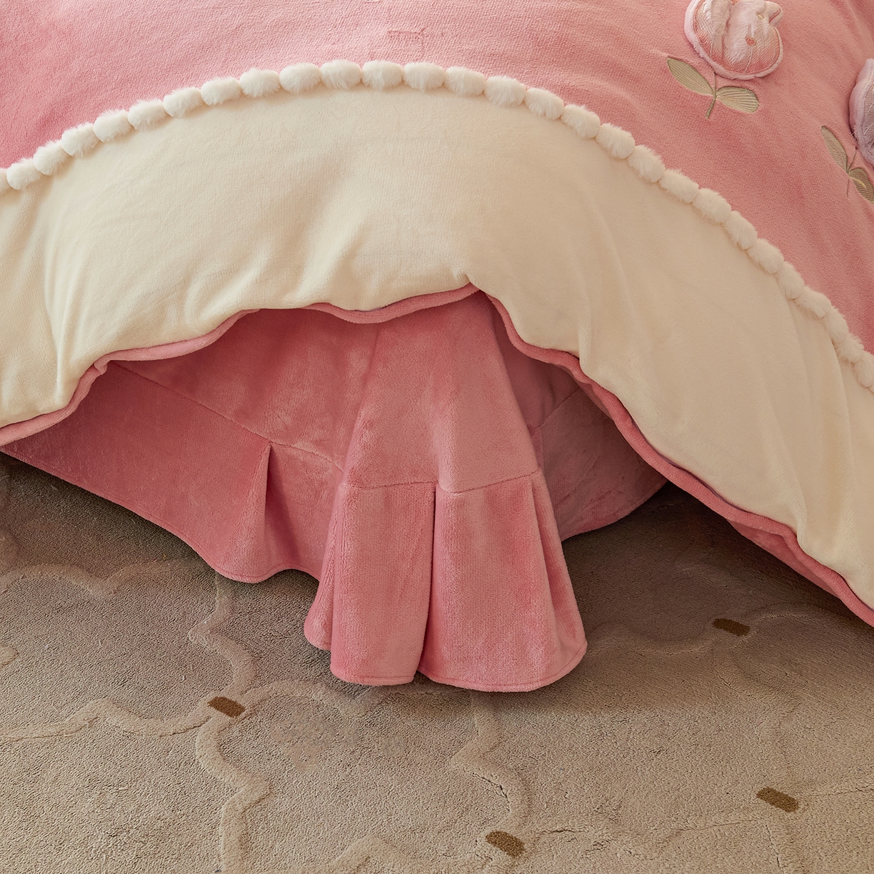 91家纺网 家纺一手货源 找家纺 （总）卡初家居（原微来） 2025新款秋冬亲肤牛奶绒绣花四件套-多喜系列