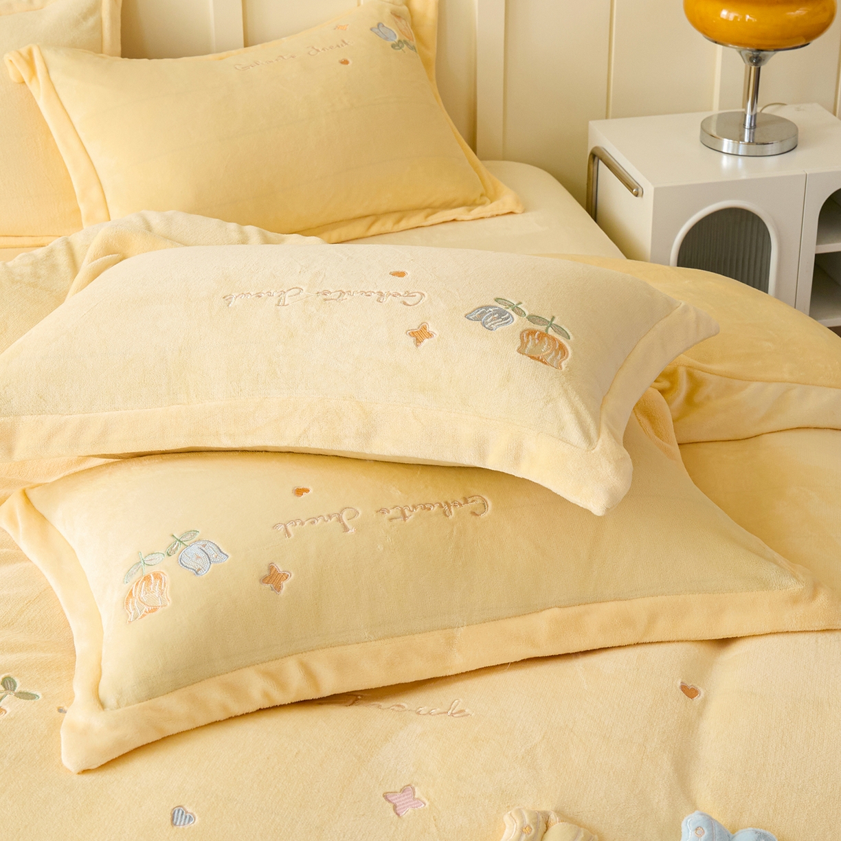 91家纺网 家纺一手货源 找家纺 卡初家居（原微来） 2025新款秋冬亲肤牛奶绒绣花四件套-多喜系列 多喜-米黄