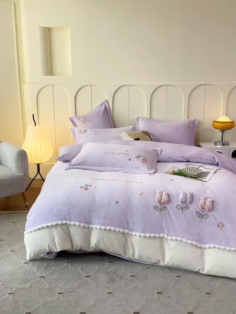 91家纺网 家纺一手货源 找家纺 卡初家居（原微来） 2025新款秋冬亲肤牛奶绒绣花四件套-多喜系列 多喜-浅紫