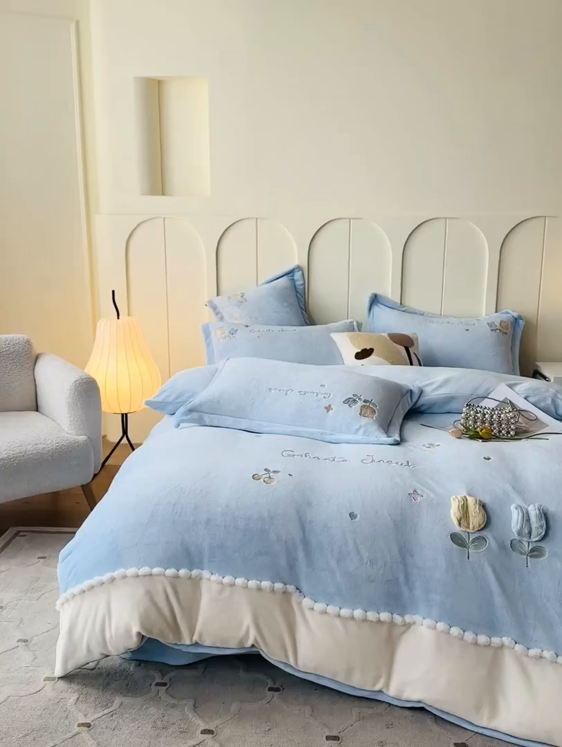 91家纺网 家纺一手货源 找家纺 卡初家居（原微来） 2025新款秋冬亲肤牛奶绒绣花四件套-多喜系列 多喜-天蓝