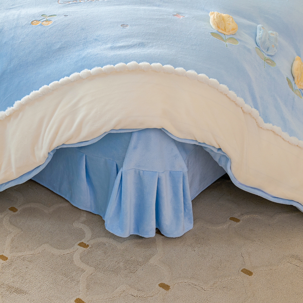 91家纺网 家纺一手货源 找家纺 卡初家居（原微来） 2025新款秋冬亲肤牛奶绒绣花四件套-多喜系列 多喜-天蓝