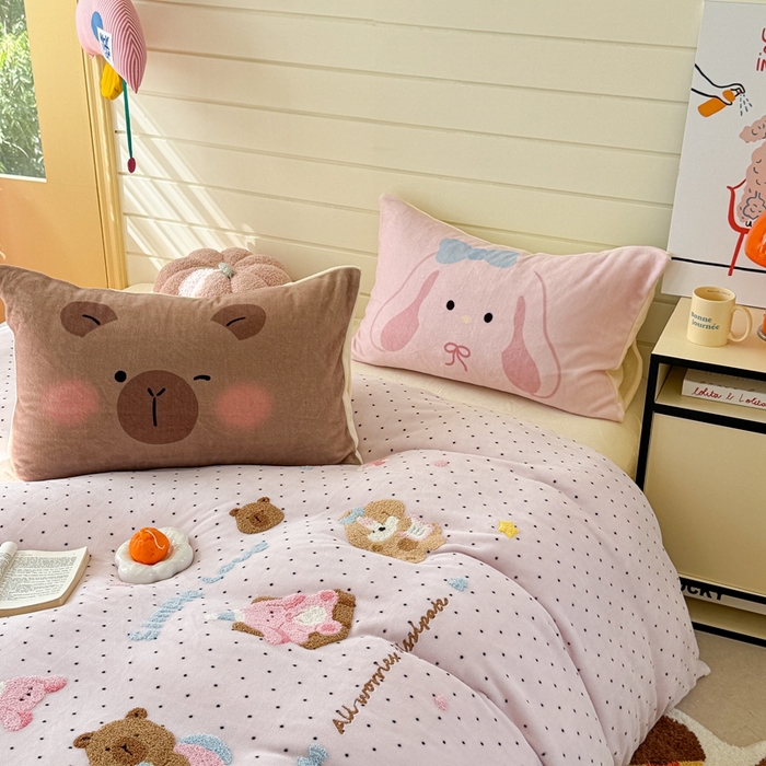 91家纺网 家纺一手货源 找家纺 眠屿家纺 2025新款加厚牛奶绒毛巾绣四件套 玩偶