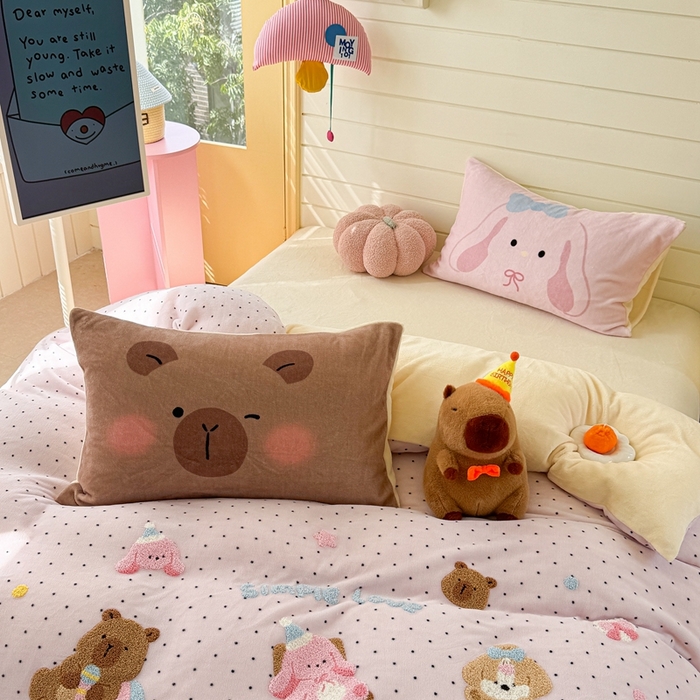 91家纺网 家纺一手货源 找家纺 眠屿家纺 2025新款加厚牛奶绒毛巾绣四件套 玩偶