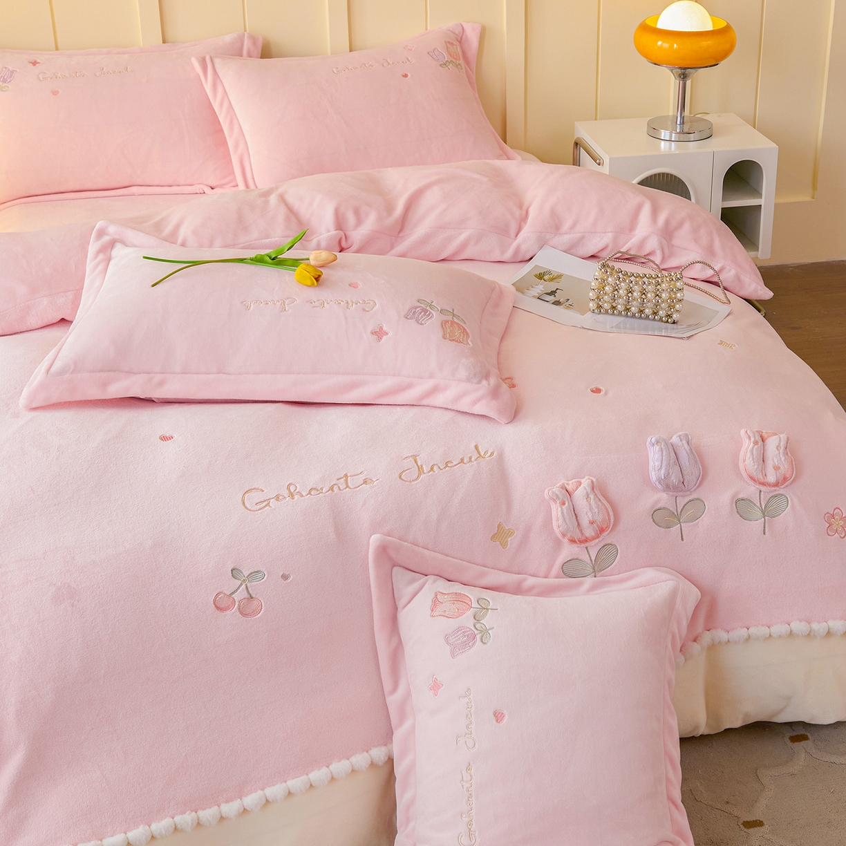 91家纺网 家纺一手货源 找家纺 卡初家居（原微来） 2025新款秋冬亲肤牛奶绒绣花四件套-多喜系列 多喜-桃粉