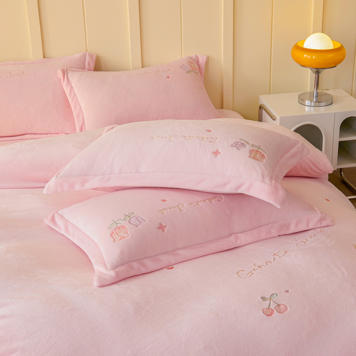 91家纺网 家纺一手货源 找家纺 卡初家居（原微来） 2025新款秋冬亲肤牛奶绒绣花四件套-多喜系列 多喜-桃粉