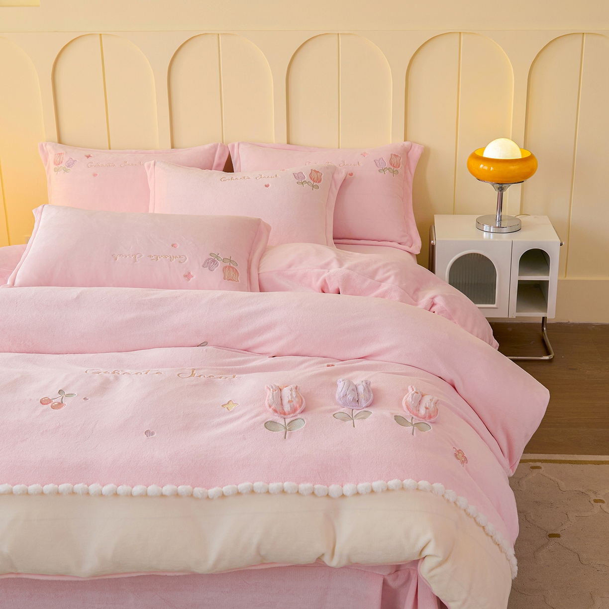 91家纺网 家纺一手货源 找家纺 卡初家居（原微来） 2025新款秋冬亲肤牛奶绒绣花四件套-多喜系列 多喜-桃粉