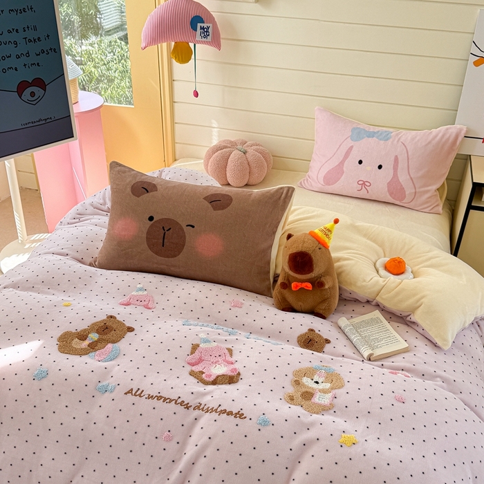 91家纺网 家纺一手货源 找家纺 眠屿家纺 2025新款加厚牛奶绒毛巾绣四件套 玩偶