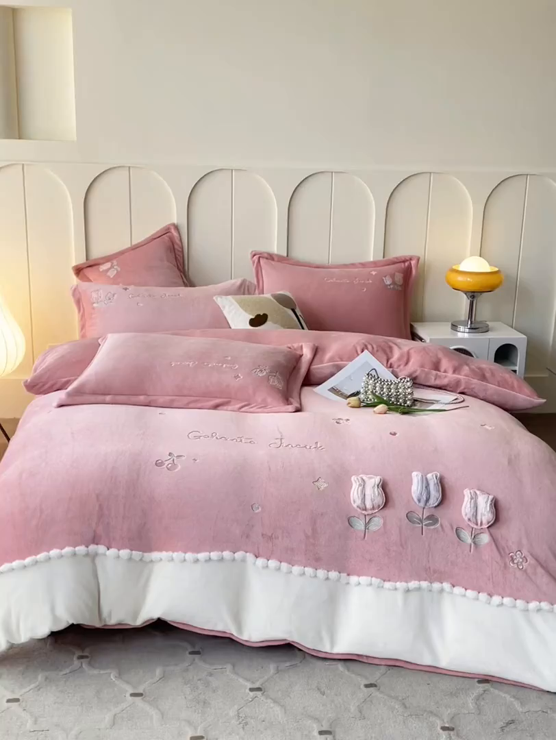 91家纺网 家纺一手货源 找家纺 卡初家居（原微来） 2025新款秋冬亲肤牛奶绒绣花四件套-多喜系列 多喜-桃粉