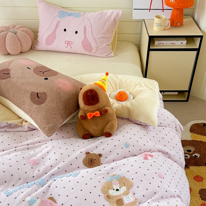 91家纺网 家纺一手货源 找家纺 眠屿家纺 2025新款加厚牛奶绒毛巾绣四件套 玩偶