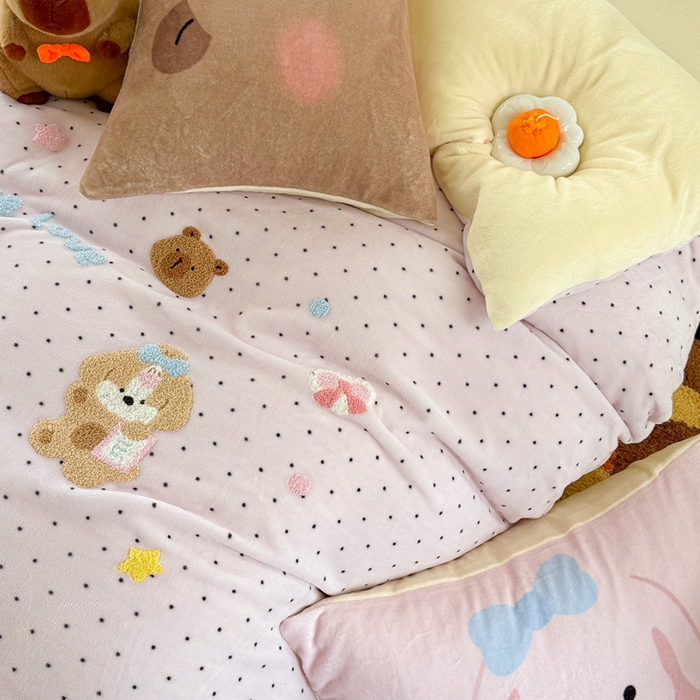 91家纺网 家纺一手货源 找家纺 眠屿家纺 2025新款加厚牛奶绒毛巾绣四件套 玩偶