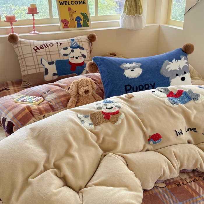 91家纺网 家纺一手货源 找家纺 眠屿家纺 2025新款加厚牛奶绒毛巾绣四件套-绒球款 飞奔小狗