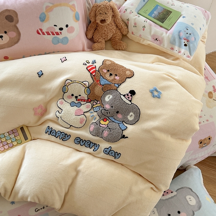 91家纺网 家纺一手货源 找家纺 眠屿家纺 2025新款加厚牛奶绒毛巾绣四件套-绒球款 聚会动物