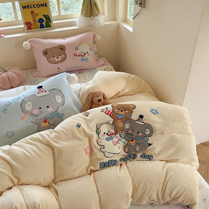 91家纺网 家纺一手货源 找家纺 眠屿家纺 2025新款加厚牛奶绒毛巾绣四件套-绒球款 聚会动物