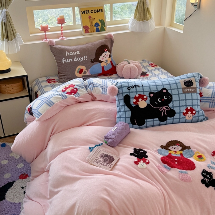 91家纺网 家纺一手货源 找家纺 眠屿家纺 2025新款加厚牛奶绒毛巾绣四件套-绒球款 黑猫蘑菇