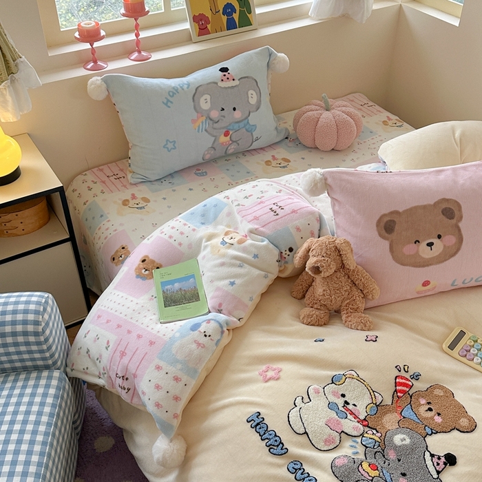 91家纺网 家纺一手货源 找家纺 眠屿家纺 2025新款加厚牛奶绒毛巾绣四件套-绒球款 聚会动物