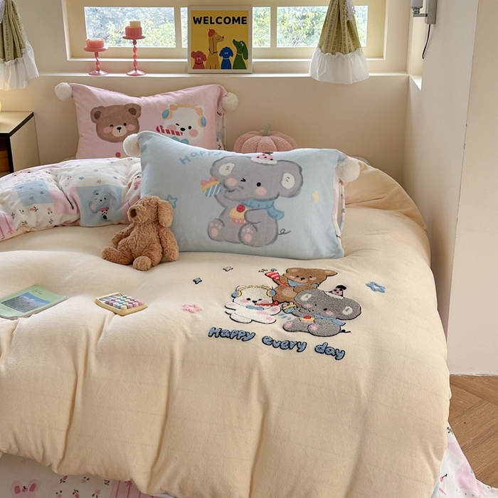 91家纺网 家纺一手货源 找家纺 眠屿家纺 2025新款加厚牛奶绒毛巾绣四件套-绒球款 聚会动物