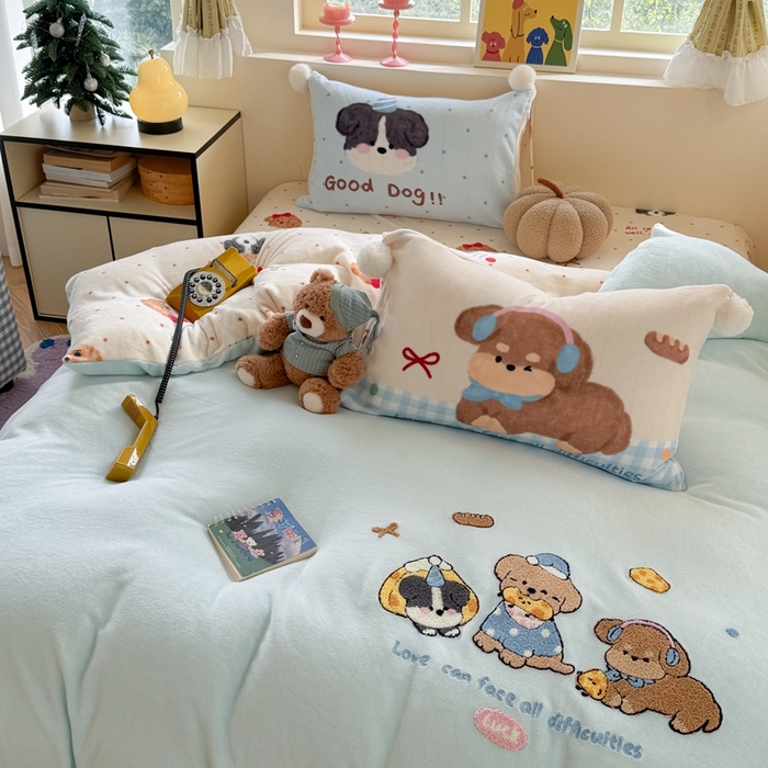 91家纺网 家纺一手货源 找家纺 眠屿家纺 2025新款加厚牛奶绒毛巾绣四件套-绒球款 芝士汪汪队