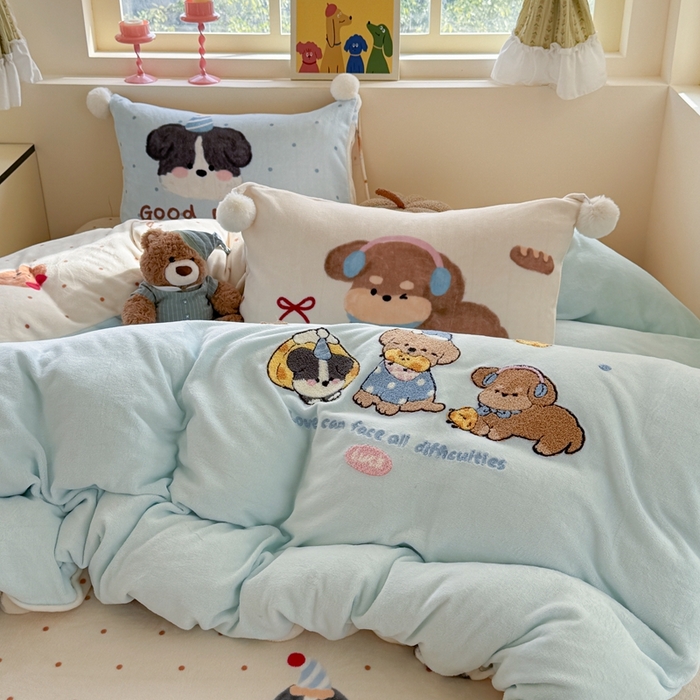 91家纺网 家纺一手货源 找家纺 眠屿家纺 2025新款加厚牛奶绒毛巾绣四件套-绒球款 芝士汪汪队